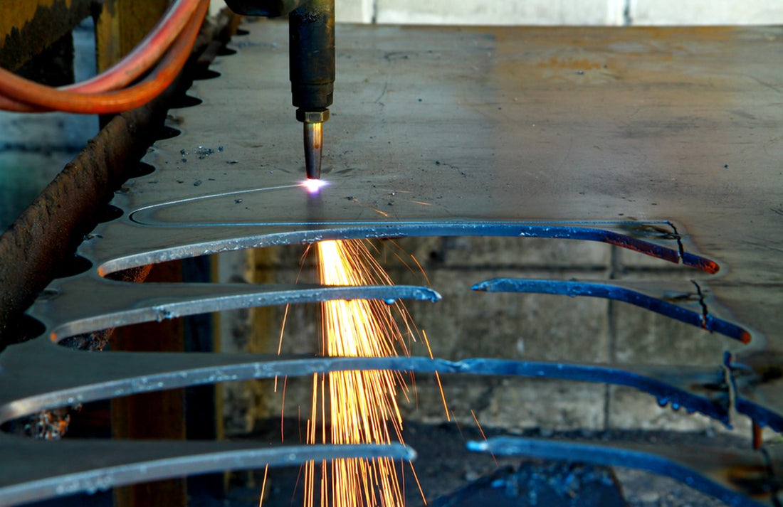 Cutting torch with tip cutting through steel plate